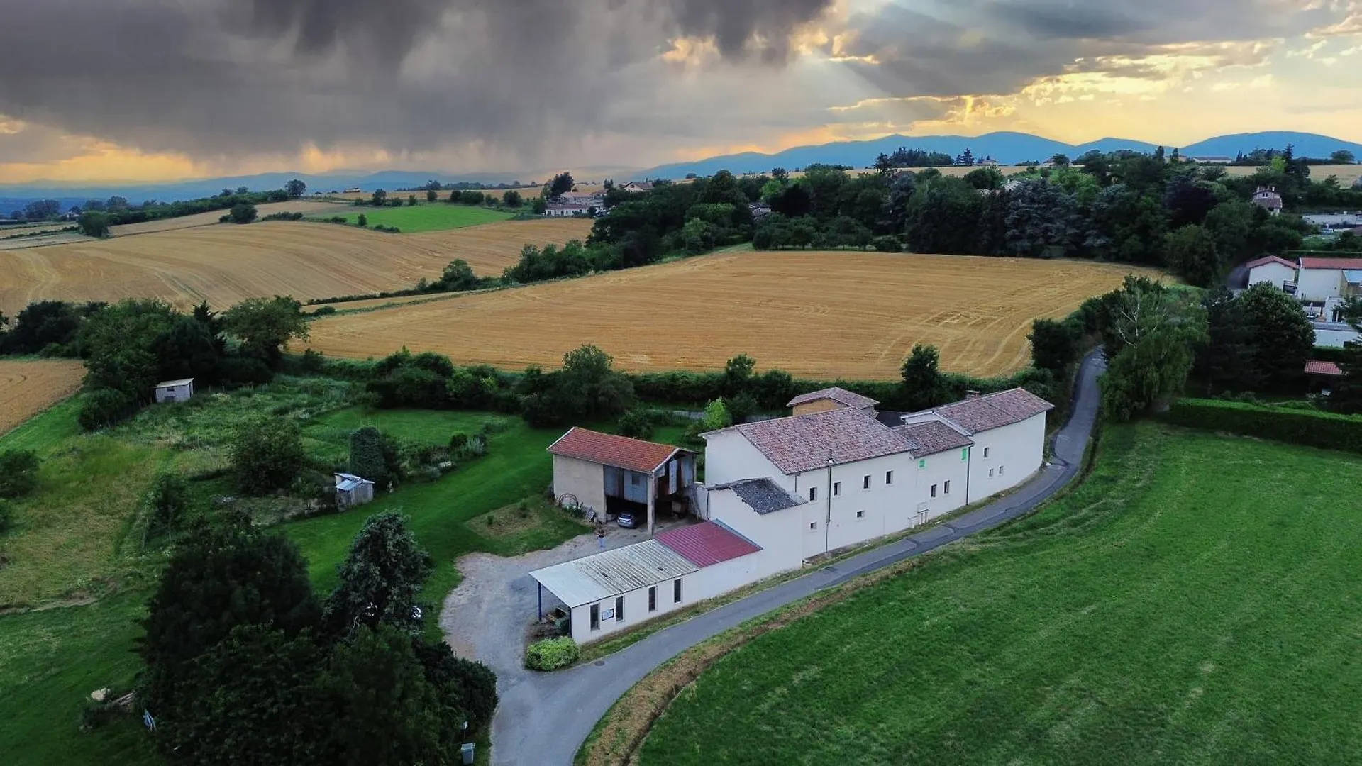 La Ferme Des Cerisiers Bed & Breakfast Reventin-Vaugris 0*,  France